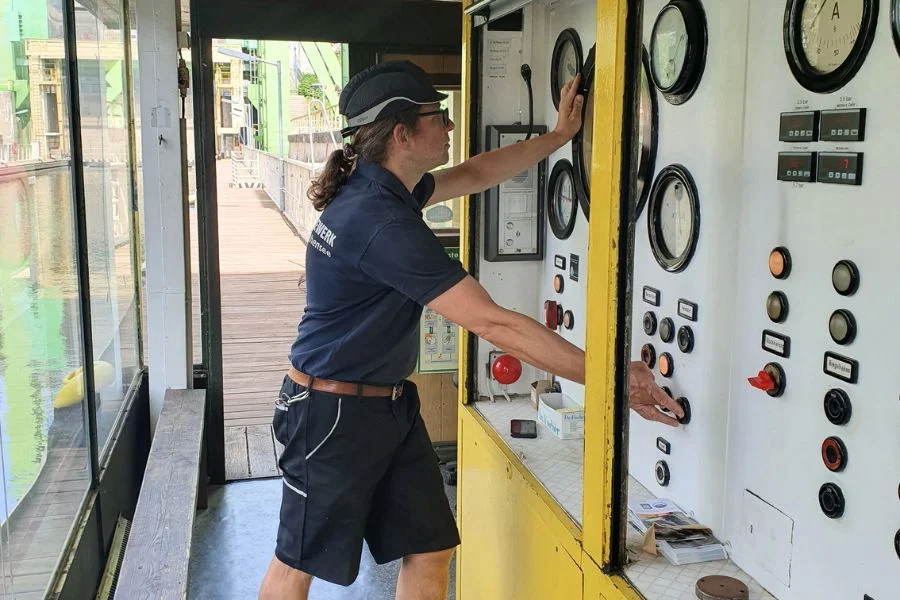 Stefan Kutz als Ingenieur am Schiffshebewerk Magdeburg