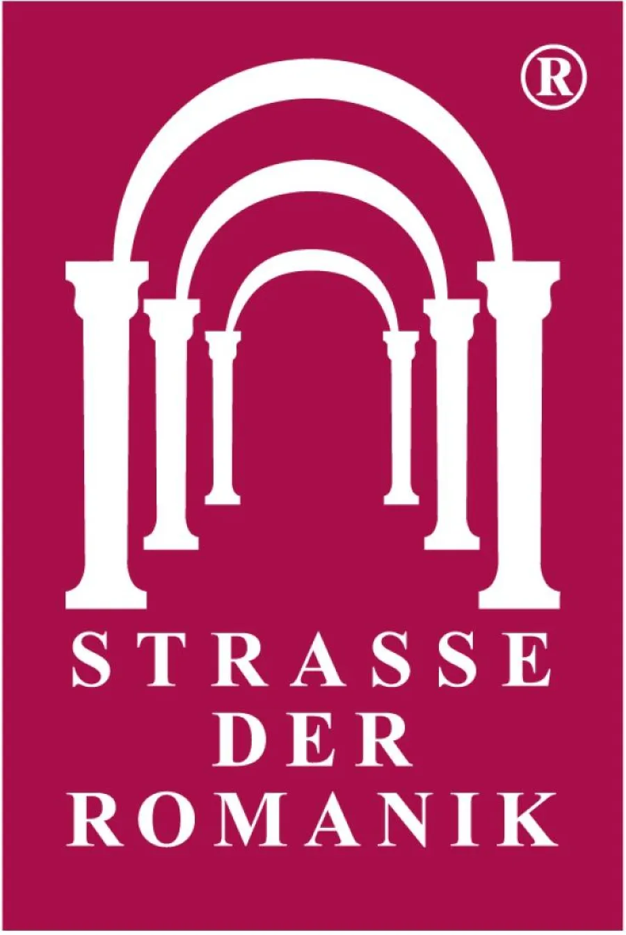 Logo der Stra&szlig;e der Romanik: drei wei&szlig;e Rundb&ouml;gen &uuml;ber dem Schriftzug auf rotem Grund