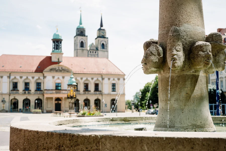 Detailaufnahme vom Eulenspiegelbrunnen mit Magdeburger Rathaus im Hintergrund