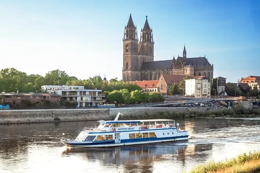 Fahrgastschiff Sachsen-Anhalt der Weissen Flotte auf der Elbe vor dem Dom und der Uferbebauung mit dem Fuerstenwall