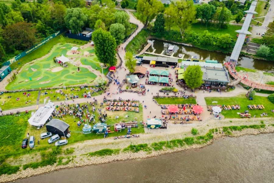 Drohnenaufnahme vom M&uuml;ckenwirt-Gel&auml;nde mit Minigolfplatz