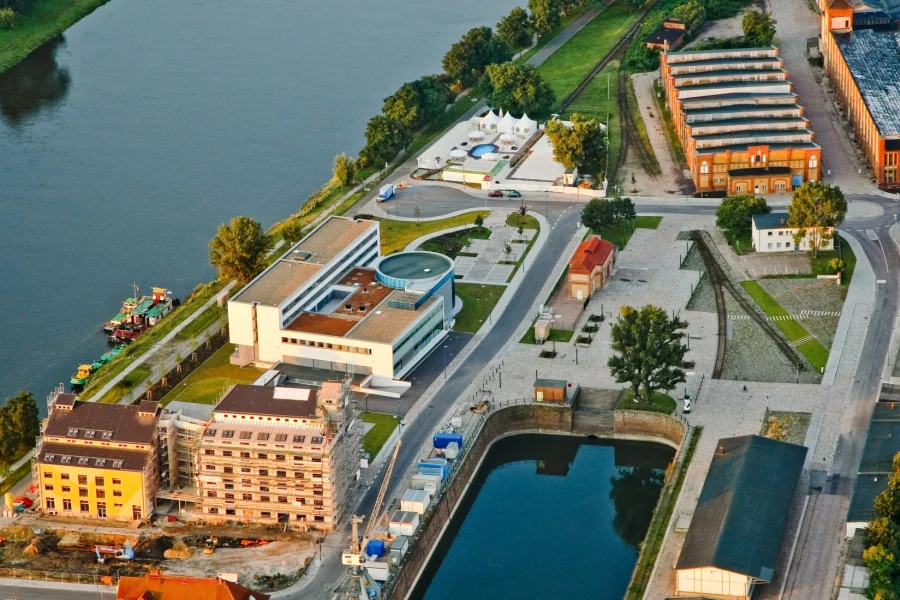 Luftaufnahme des Wissenschaftshafens: Hafenbecken mit Denkfabrik und sanierten Speichern zwischen Elbe und alten Backsteinhallen im Abendlicht