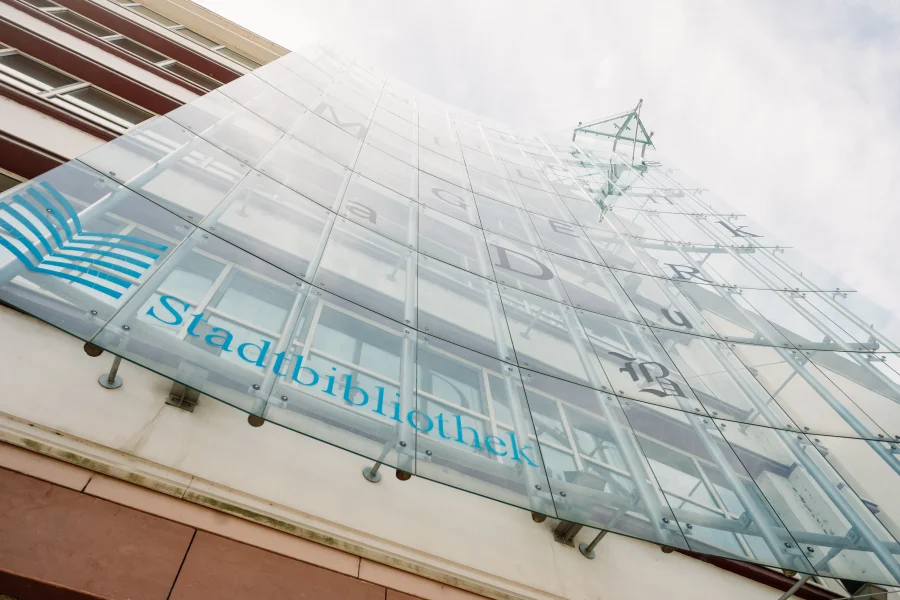 Nahaufnahme vom Stadtbibliothek-Schriftzug der Bibliothek am Unikreisel.